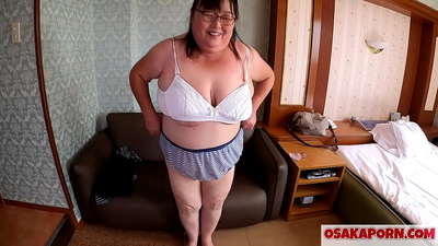 Mamaja e shëndoshë japoneze tregon cicat e saj të mëdha dhe kënaqet me një lodër seksi. Një nënë aziatike 51-vjeçare flet për përvojën e saj seksuale. Yukiko 1 milf yndyror OSAKAPORN